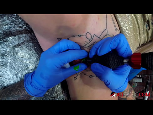 ❤️ Tsis tshua muaj tattooed hottie Sully Savage tau txais tattoo ntawm nws clitoris ☑ Porno vk ntawm porn hmn.xxxpornimages.ru ❤